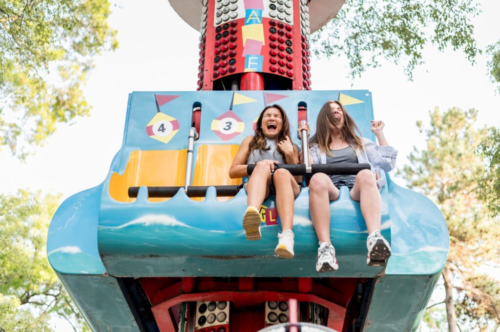 Brinquedos radicais em parque de diversões: por que a adrenalina atrai cada vez mais visitantes