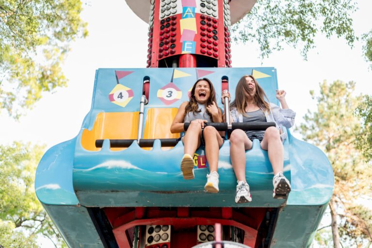 Brinquedos radicais em parque de diversões: por que a adrenalina atrai cada vez mais visitantes