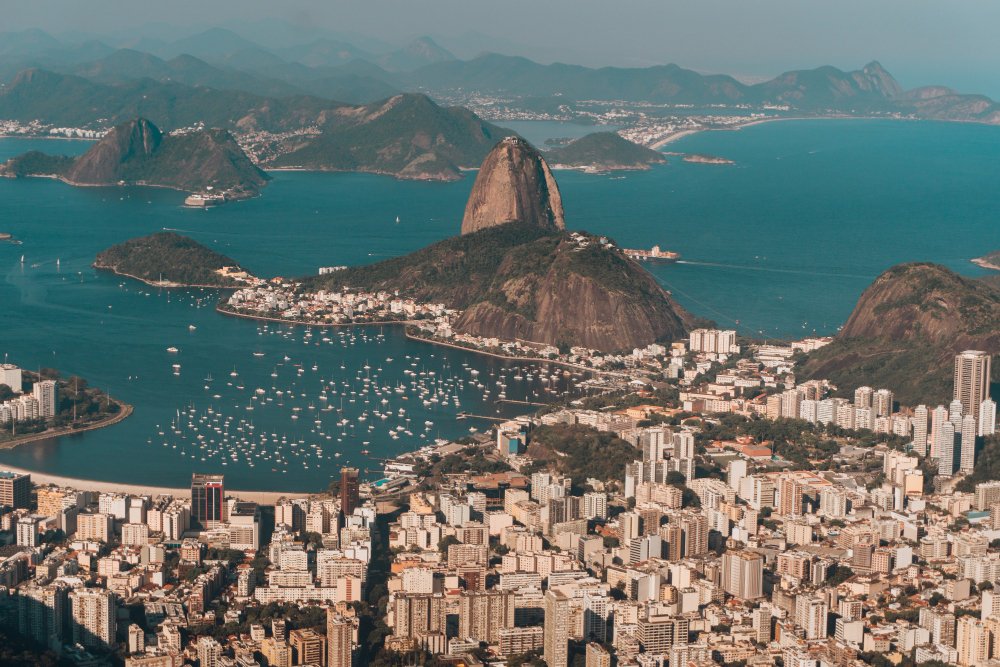 Escolher onde se hospedar é uma das decisões mais importantes ao planejar uma viagem para o Rio de Janeiro.